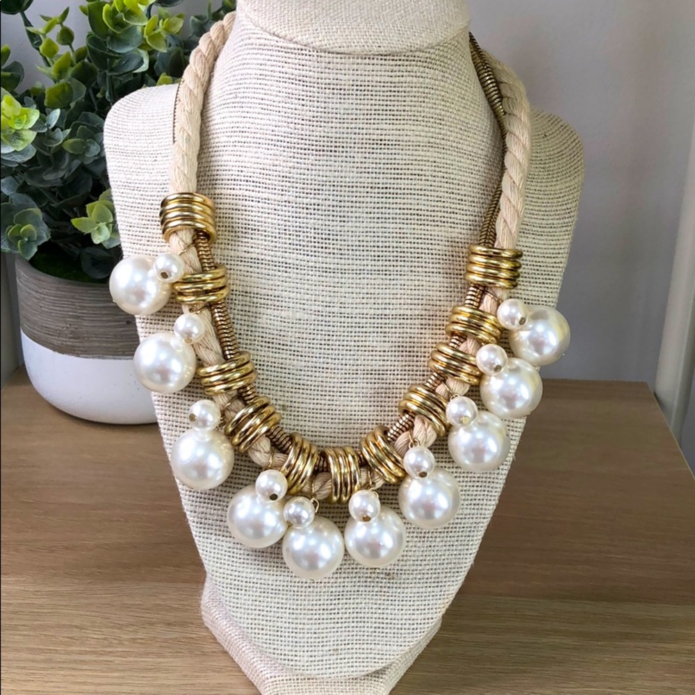 Elegant Gold and Cream Pearl Necklace